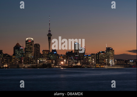 Innenstadt von Auckland Harbour und die Skyline einschließlich CBD und Sky Tower, fotografiert von Devonport am frühen Abend.  Neuseeland Stockfoto