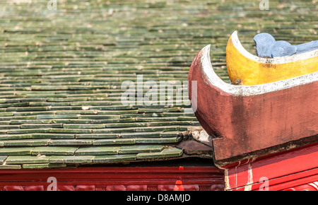 Fokus auf sonnendurchfluteten Dach Fliesen aus. Detail der asiatischen Gebäude mit traditionellen Dekorationen. Aus Holz Teil des Daches in verschiedenen Stockfoto