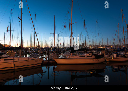 Westhaven Marina im Vordergrund, die Innenstadt von Auckland, CBD und Sky Tower im Hintergrund, im Morgengrauen Stockfoto