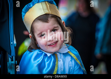 Ein Junge orthodoxe in Purim Kostüm fotografiert in Bnei Brak, Israel Stockfoto