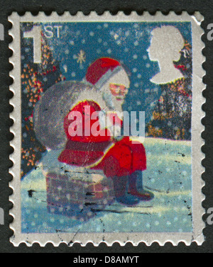 UK - CIRCA 2006: Eine Briefmarke in UK zeigt Bild des Weihnachtsmanns auf Schornstein, circa 2006 gedruckt. Stockfoto