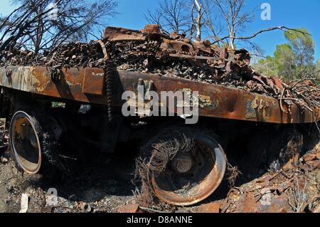 Waffe-Schrott ist auf einem LKW-Anhänger in der Nähe von Tripolis, Libyen, 6. Mai 2013 abgebildet. Diese Waffen und Minen sind gesammelt und kontrollierten Explosionen auf eine Explosion Boden nahe der Stadt von Munition Experten der deutschen St. Barbara Stiftung zerstört. Die Stiftung engagiert sich in Libyen seit Anfang 2012 bei der Abfertigung und es unter anderem mit Mitteln des Auswärtigen Amtes finanziert wird. Seit seiner Gründung im Jahr 1995, der St. Barbara Foundation unterstützt die Clearance von Waffen und Sprengkörper der ehemaligen Konfliktgebieten und Krieg-Theater und leistet humanitäre Hilfe. Phot Stockfoto