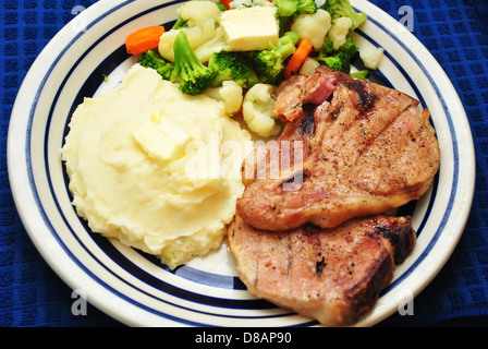 Gegrilltes Schweinekotelett Abendessen mit Beilagen Stockfoto