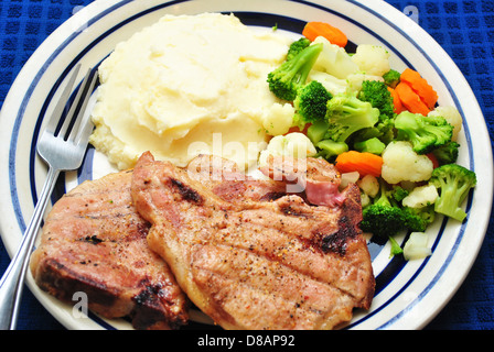 Lecker gegrilltes Schweinekotelett Abendessen mit Gemüse Stockfoto