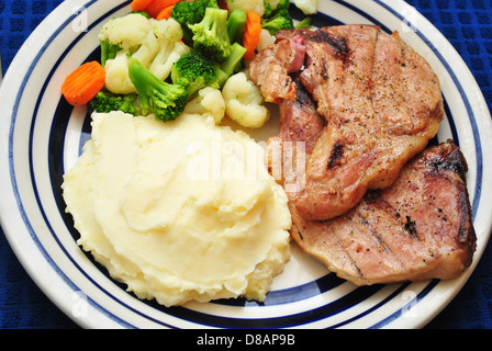 Gemüse mit zwei Schweinekoteletts zum Abendessen Stockfoto