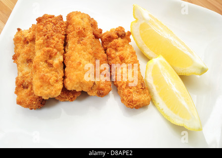 Fischstäbchen mit Zitronenspalten Stockfoto