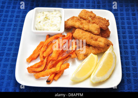 Fischstäbchen Essen über einen blauen Hintergrund Stockfoto