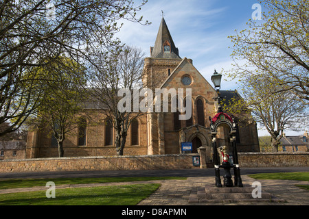 Stadt von Dornoch, Schottland. Das öffentliche trinken gut mit der Südansicht Dornoch Kathedrale im Hintergrund. Stockfoto