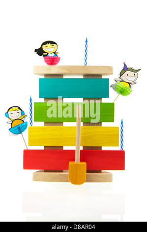 Xylophon aus Holz und bunten Kind dekoriert mit Kerzen und Marionetten und isoliert auf weißem Hintergrund Stockfoto