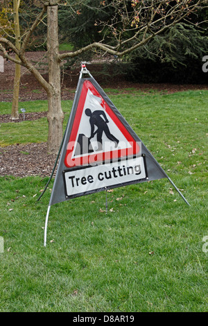 BAUM SCHNEIDEN WARNZEICHEN BEI RHS WISLEY SURREY UK Stockfoto