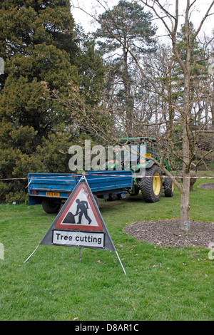 BAUM SCHNEIDEN WARNZEICHEN BEI RHS WISLEY SURREY UK Stockfoto