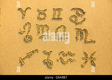 Satz von Sternzeichen - auf der Faktur Strandsand gezeichnet. Stockfoto