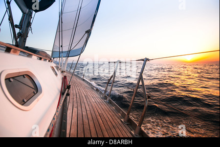 Segelregatta in Griechenland, während des Sonnenuntergangs. Stockfoto