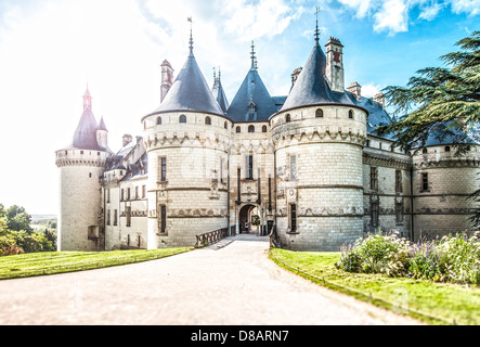 Schloss in Frankreich, Europa. Schloss aus weißem Stein mit Türmen umgeben von grünen Wiesen und Bäumen. Straße Stockfoto