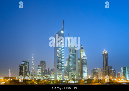 Nacht-Skyline-Blick von Emirates Towers und das Bankenviertel in Dubai Vereinigte Arabische Emirate Stockfoto