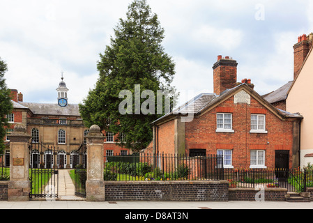 Eingang zu Adams' Grammar School für Jungen gegründet 1656 von William Adams mit angrenzendem Almosen Häuser 1657. Newport Shropshire West Midlands England Großbritannien Stockfoto