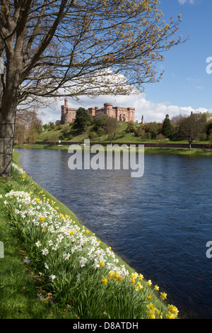 Stadt von Inverness, Schottland. Frühling auf der River Ness Uferpromenade mit Inverness Castle im Hintergrund. Stockfoto