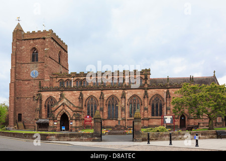 Norman Pfarrkirche St. Nikolaus auf einer Insel mit Uhrturm dating bis 1309 in Newport, Shropshire, West Midlands, England, Großbritannien Stockfoto