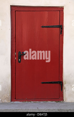 Kleine rote Holztür im alten Gebäude-Fassade. Tallinn, Estland Stockfoto