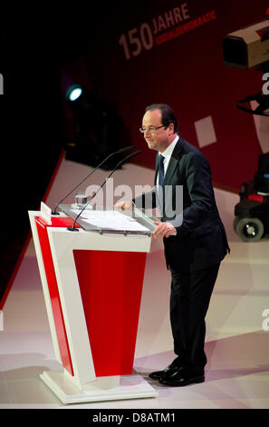 Leipzig, Deutschland. 23. Mai 2013. Der französische Präsident Francois Hollande hält eine Rede während der Zeremonie anlässlich des 150. Geburtstages von der Sozialdemokratischen Partei Deutschlands (SPD) an das Gewandhaus in Leipzig. Der allgemeine deutsche Arbeitnehmer Association (ADAV), der Vorläufer der SPD, wurde vor 150 Jahren gegründet. Foto: ODD ANDERSEN/POOL/Dpa/Alamy Live News Stockfoto