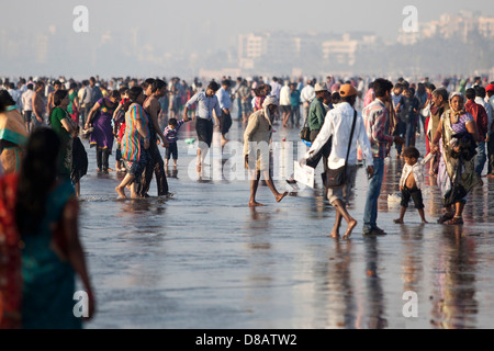 Massen an einem Strand in Mumbai, Indien Stockfoto