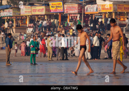 Menschenmassen am Juhu Beach in Mumbai, Indien Stockfoto