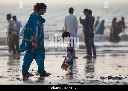 Massen an einem Strand in Mumbai, Indien Stockfoto