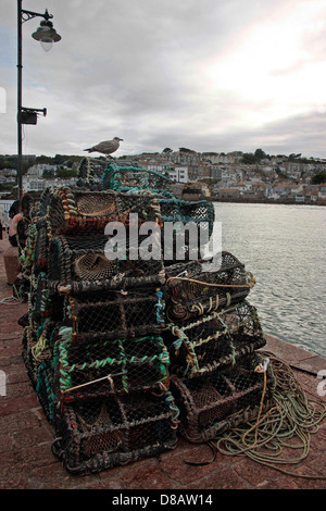 Hummer-Töpfe Angeln Stadt Ferienort Hafen von St. Ives, Cornwall, Stapeln am Kai mit Möwe auf der Oberseite Töpfe Stockfoto