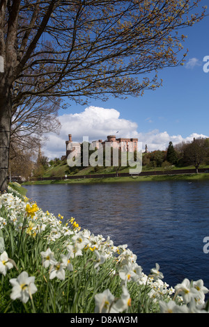 Stadt von Inverness, Schottland. Frühling auf der River Ness Uferpromenade mit Inverness Castle im Hintergrund. Stockfoto