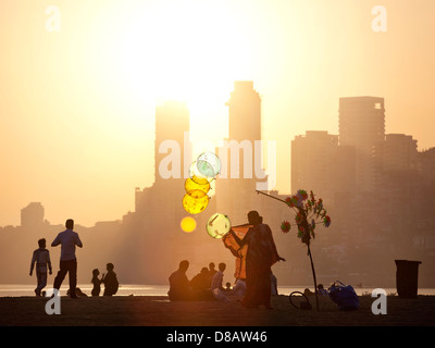 Massen an einem Strand in Mumbai, Indien Stockfoto