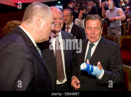 Leipzig, Deutschland. 23. Mai 2013. Former German chancellor Gerhard Schroeder (R) spricht mit SPD-Kanzlerkandidat Peer Steinbrück und ehemaligen SPD Chairman Rudolf Scharping (C) über seine verletzten Finger während der Zeremonie anlässlich des 150. Geburtstages von der Sozialdemokratischen Partei Deutschlands (SPD) an das Gewandhaus in Leipzig. Der allgemeine deutsche Arbeitnehmer Association (ADAV), der Vorläufer der SPD, wurde vor 150 Jahren gegründet. Foto: ODD ANDERSEN/POOL/Dpa/Alamy Live News Stockfoto