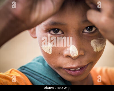 23. Mai 2013 - Mae Sot, Tak, Thailand - A birmanischen Boy in Mae Sot, Thailand. Fünfzig Jahre der politischen Unruhen in Burma (Myanmar) hat Millionen von Burmesen ihr Land verlassen geführt. Viele haben im benachbarten Thailand niedergelassen. Mae Sot, an der Mae Nam Moie (Moie River) ist das Zentrum der birmanischen Exil lebende Gemeinschaft im zentralen Westen Thailands. Es gibt Hunderte von Tausenden von burmesischen Flüchtlingen und Migranten im Bereich. Viele Leben ein Schattendasein ohne Papiere und ohne Rückgriff, wenn sie die thailändische Behörden überqueren. Die Burmesen haben ihre eigenen Schulen und Krankenhäuser (mit Finanzierung durch NGOs). BU Stockfoto