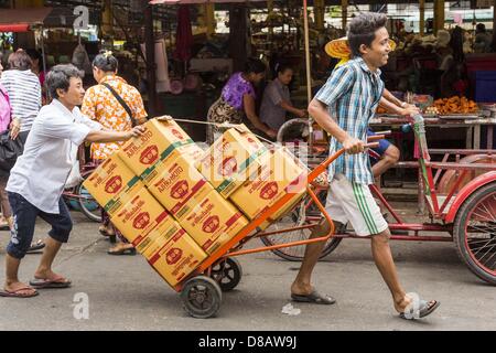 23. Mai 2013 - Mae Sot, Tak, Thailand - Burma Träger machen eine Lieferung an den burmesischen Markt in Mae Sot, Thailand. Fünfzig Jahre der politischen Unruhen in Burma (Myanmar) hat Millionen von Burmesen ihr Land verlassen geführt. Viele haben im benachbarten Thailand niedergelassen. Mae Sot, an der Mae Nam Moie (Moie River) ist das Zentrum der birmanischen Exil lebende Gemeinschaft im zentralen Westen Thailands. Es gibt Hunderte von Tausenden von burmesischen Flüchtlingen und Migranten im Bereich. Viele Leben ein Schattendasein ohne Papiere und ohne Rückgriff, wenn sie die thailändische Behörden überqueren. Die Burmesen haben ihre eigenen Schulen und Universitäts- Stockfoto