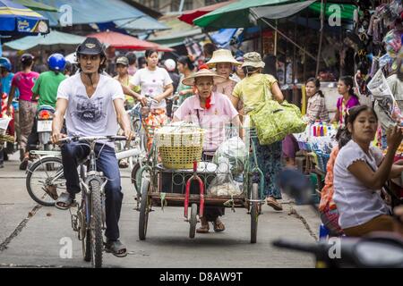 23. Mai 2013 - Mae Sot, Tak, Thailand - schiebt eine burmesische Frau ihren Wagen durch den burmesischen Markt in Mae Sot, Thailand. Fünfzig Jahre der politischen Unruhen in Burma (Myanmar) hat Millionen von Burmesen ihr Land verlassen geführt. Viele haben im benachbarten Thailand niedergelassen. Mae Sot, an der Mae Nam Moie (Moie River) ist das Zentrum der birmanischen Exil lebende Gemeinschaft im zentralen Westen Thailands. Es gibt Hunderte von Tausenden von burmesischen Flüchtlingen und Migranten im Bereich. Viele Leben ein Schattendasein ohne Papiere und ohne Rückgriff, wenn sie die thailändische Behörden überqueren. Die Burmesen haben ihre eigenen Schulen und Stockfoto