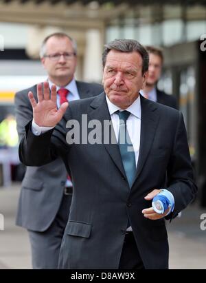 Leipzig, Deutschland. 23. Mai 2013. Der ehemalige Bundeskanzler Gerhard Schroeder verlässt die Zeremonie anlässlich des 150. Geburtstags von der Sozialdemokratischen Partei Deutschlands (SPD) an das Gewandhaus in Leipzig. Der allgemeine deutsche Arbeitnehmer Association (ADAV), der Vorläufer der SPD, wurde vor 150 Jahren gegründet. Foto: JAN WOITAS/Dpa/Alamy Live News Stockfoto