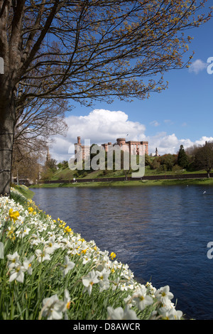 Stadt von Inverness, Schottland. Frühling auf der River Ness Uferpromenade mit Stirling Castle im Hintergrund. Stockfoto