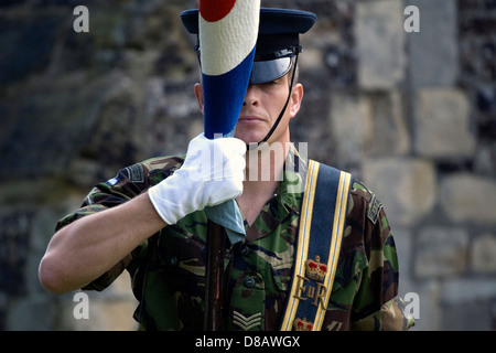 Mitglieder der britischen Streitkräfte nehmen an der Beerdigung der ersten Weltkrieg Veteran Henry Alligham Teil. Stockfoto