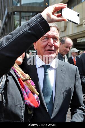 Der ehemalige Bundeskanzler Gerhard Schroeder verlässt die Zeremonie anlässlich des 150. Geburtstags von der Sozialdemokratischen Partei Deutschlands (SPD) an das Gewandhaus in Leipzig, Deutschland, 23. Mai 2013. Der allgemeine deutsche Arbeitnehmer Association (ADAV), der Vorläufer der SPD, wurde vor 150 Jahren gegründet. Foto: JAN WOITAS Stockfoto