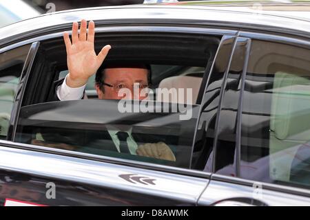 Der französische Präsident Francois Hollande verlässt die Zeremonie anlässlich des 150. Geburtstags von der Sozialdemokratischen Partei Deutschlands (SPD) an das Gewandhaus in Leipzig, Deutschland, 23. Mai 2013. Der allgemeine deutsche Arbeitnehmer Association (ADAV), der Vorläufer der SPD, wurde vor 150 Jahren gegründet. Foto: JAN WOITAS Stockfoto