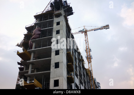 Ein großer Kran erhebt sich über einem Bürogebäude im Bau in Johannesburg, Südafrika. Stockfoto