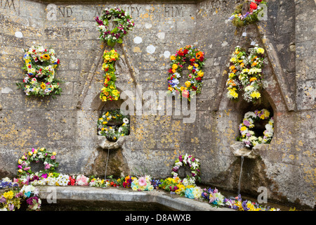 Sieben Brunnen im Cotswold Village von Bisley, Gloucestershire Großbritannien für die Himmelfahrt feierliche Segnung gestaltet die Brunnen Stockfoto