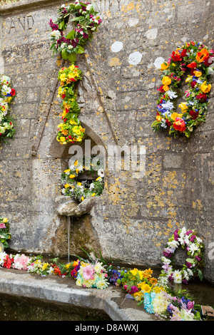 Sieben Brunnen im Cotswold Village von Bisley, Gloucestershire Großbritannien für die Himmelfahrt feierliche Segnung gestaltet die Brunnen Stockfoto