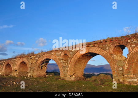 die Überreste eines alten römischen Aquädukts in der Nähe von Stadt von Skopje Stockfoto