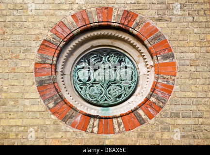 Medaillon der lokalen Behörden, Abbey Mills Abwasserpumpwerk 1868 von Bazalgette und Cooper, Stratford, London, England Stockfoto