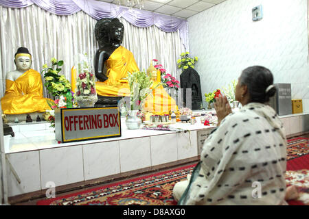 Dhaka, Bangladesch. 23. Mai 2013. Buddha Purnima, das größte religiöse Fest der buddhistischen Gemeinschaft, wurde Donnerstag in der Hauptstadt und an anderer Stelle im ganzen Land gefeiert. Gemäß dem Glauben der Buddhisten fand die Entstehung von Lord Buddha an diesem Tag 2.556 Jahren.  Bildnachweis: Zakir Hossain Chowdhury Zakir / Alamy Live News Stockfoto