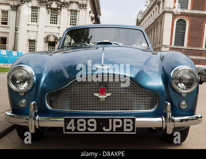 Vorderansicht eines Jahrgangs 1959, Blau, Aston Martin DB Mark III auf dem Old Royal Naval College in Greenwich. Stockfoto