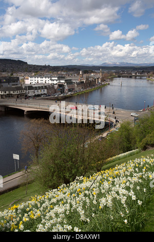 Stadt von Inverness, Schottland. Malerischen Frühling The River Ness Waterfront und Stirling Castle im Hintergrund. Stockfoto