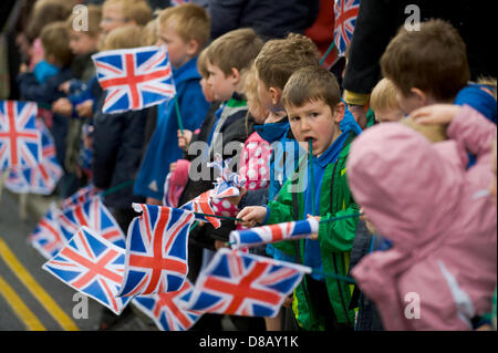 Lokale Schulkinder warten auf Charles, The Prince Of Wales und Camilla, die Herzogin von Cornwall besuchen Hay-on-Wye, Powys, Wales, UK. Stockfoto