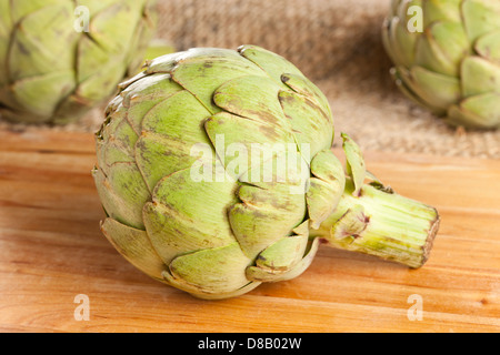 Frisches Grün Bio Artischocke vor dem Hintergrund Stockfoto