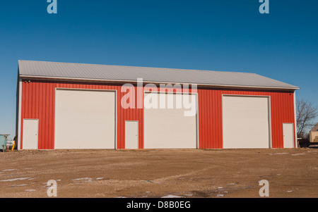 Kleine Industriehalle mit identischen Türen Stockfoto